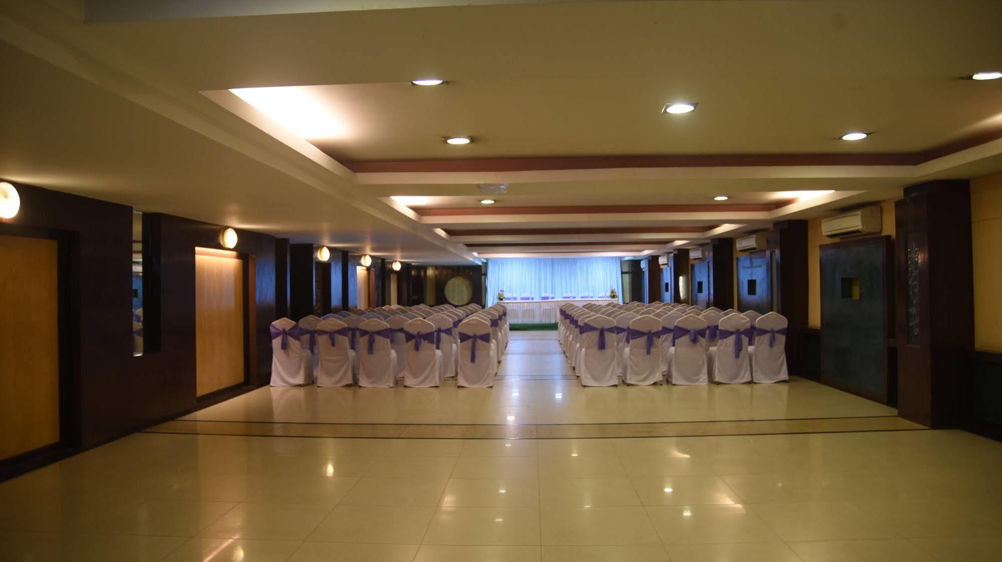 Hotel Maurya Бангалор Экстерьер фото